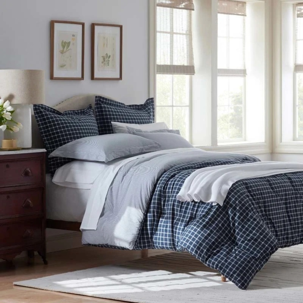 THE COMPANY STORE TWIN WHITE/NAVY COMFORTER NWT